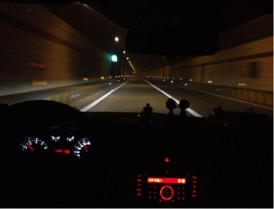 二十年司机告诉你晚上开车牢记走灰不走白见黑停下来