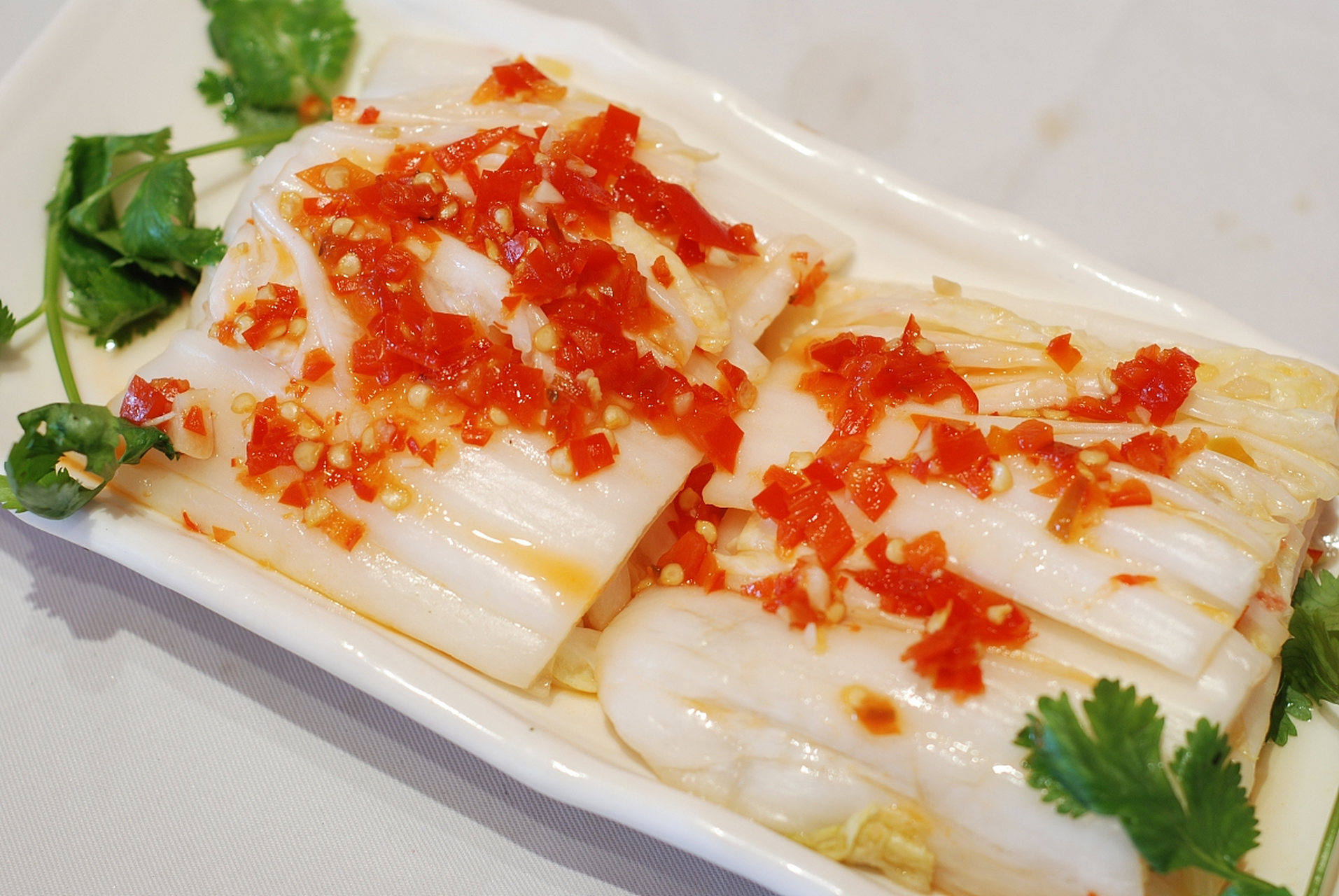 剁椒蒸娃娃菜是一道以娃娃菜和剁椒为主料,以蒜末,姜末,盐,醋等为辅料