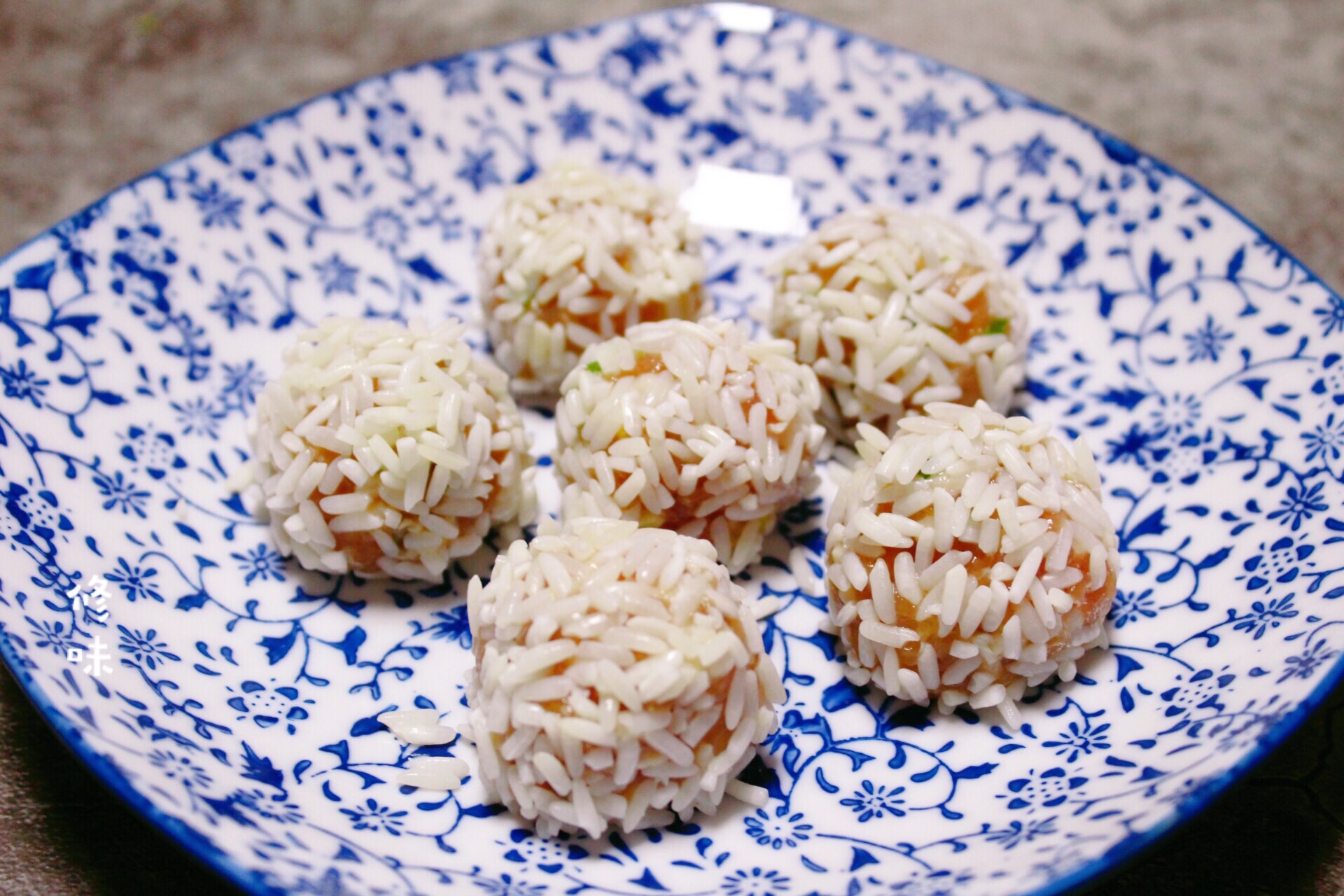 放上枸杞或者葱花点缀,好看更好吃的珍珠丸子就做好啦.