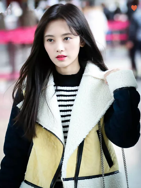 这张照片中的鞠婧祎,宛如一个精灵一般耀眼,很是迷人.