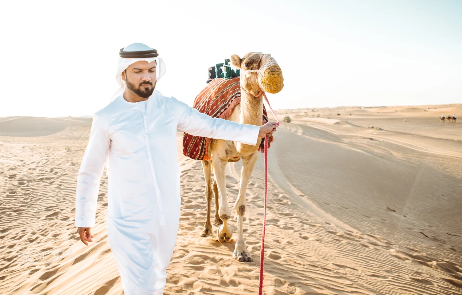 近期他来到崇拜的沙漠里,拍摄穿着传统阿拉伯服饰的骑手和骆驼.