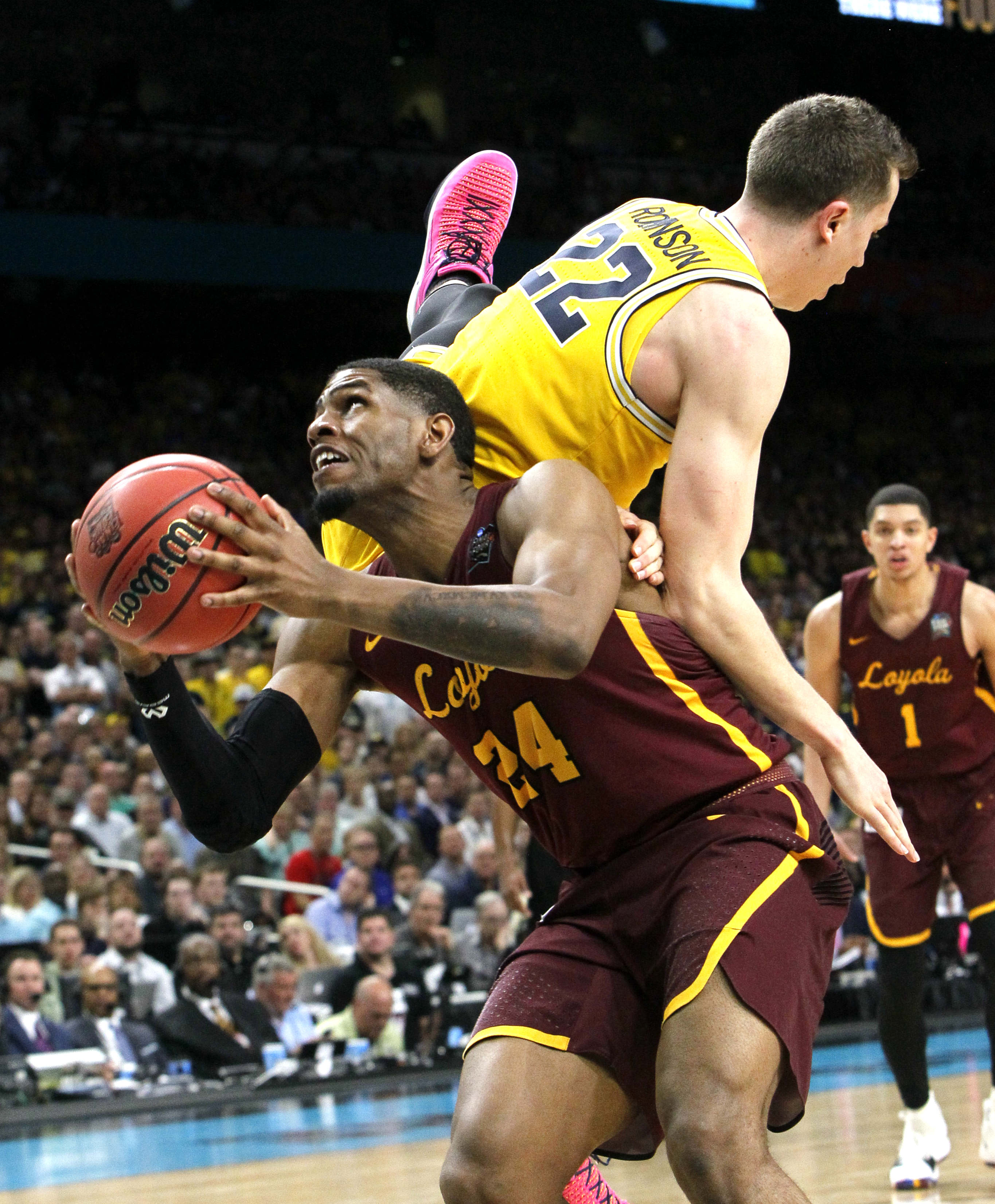 篮球——ncaa半决赛:密歇根大学胜芝加哥洛约拉大学(2)