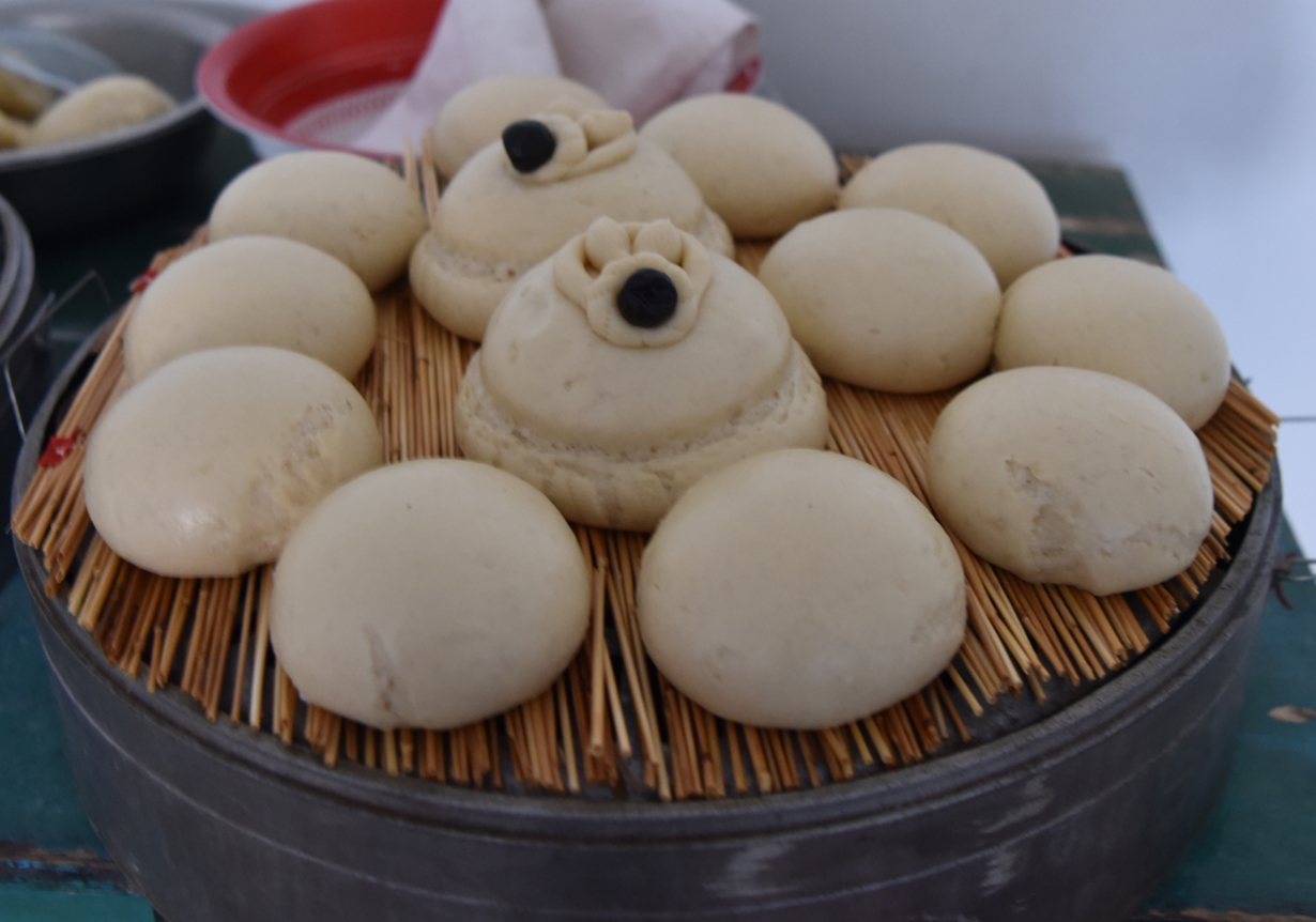 爷爷为了儿孙能够吃到家乡的味道,他种地从不打农药