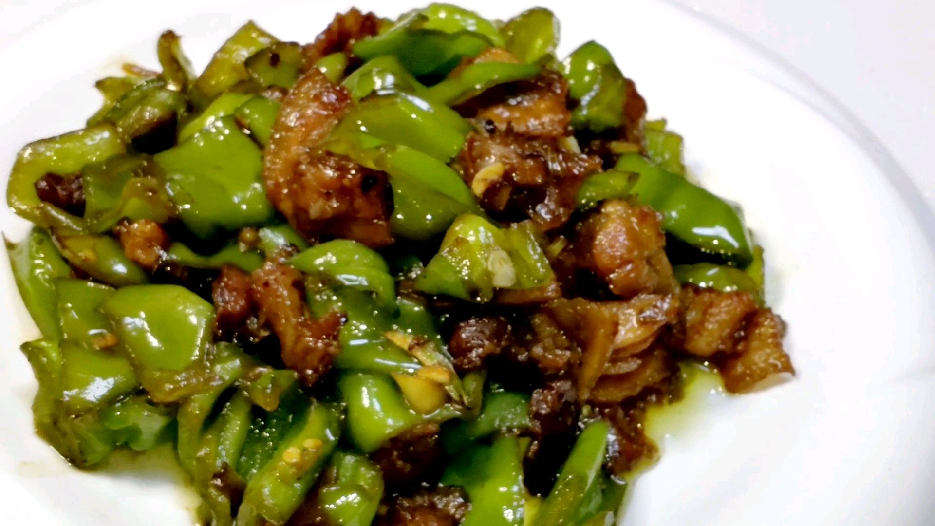 家常菜辣椒炒肉,做法简单,开胃下饭,一炖能吃两碗饭