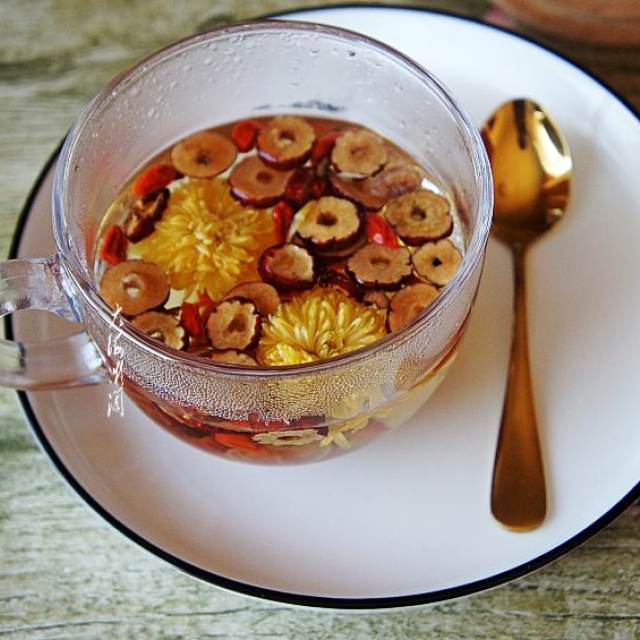 菊花红枣枸杞茶,几分钟就搞定,喝出好气色