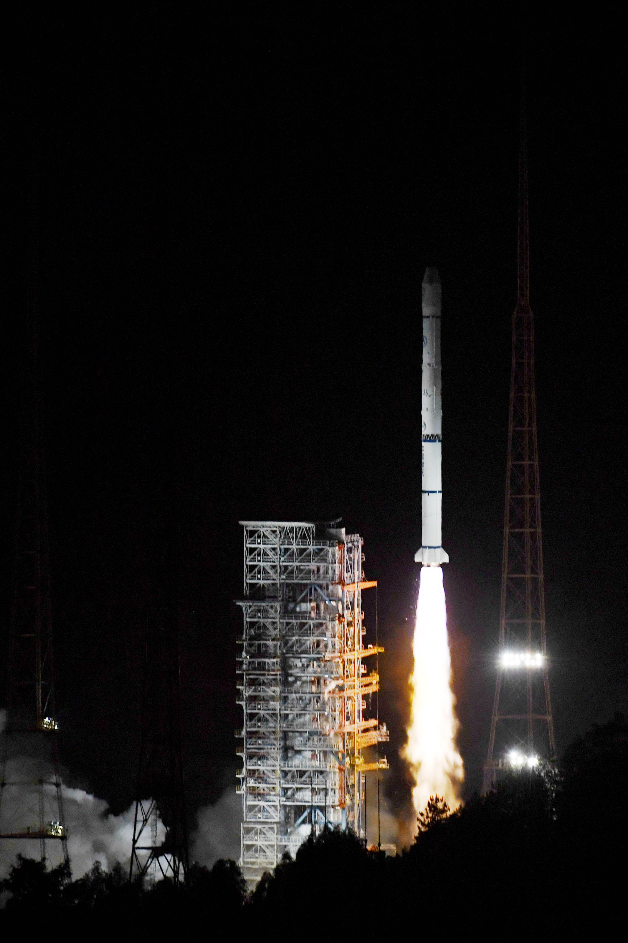 风云二号h星在西昌卫星发射中心成功发射(2)