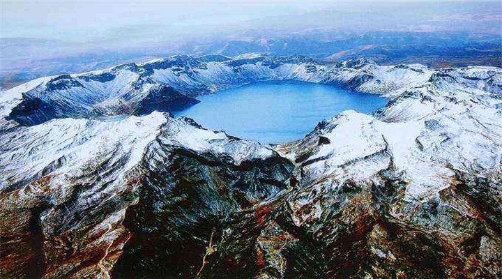 休眠火山的意思是這裡曾經發生過火山噴發,但是之後由於長期平穩的