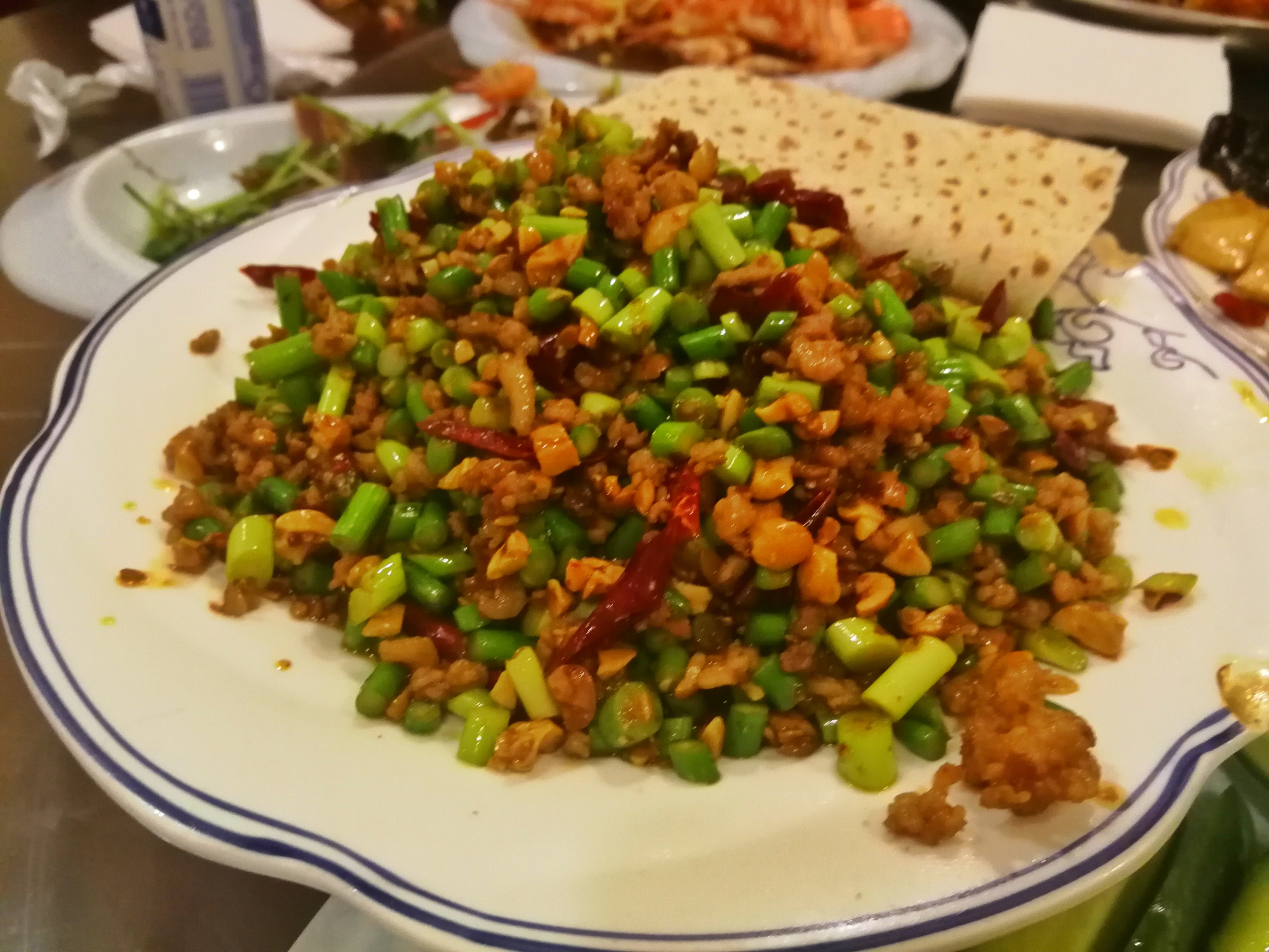 8道凉菜,15道热菜,农家院的团圆饭总花费588元,网友说:太值了