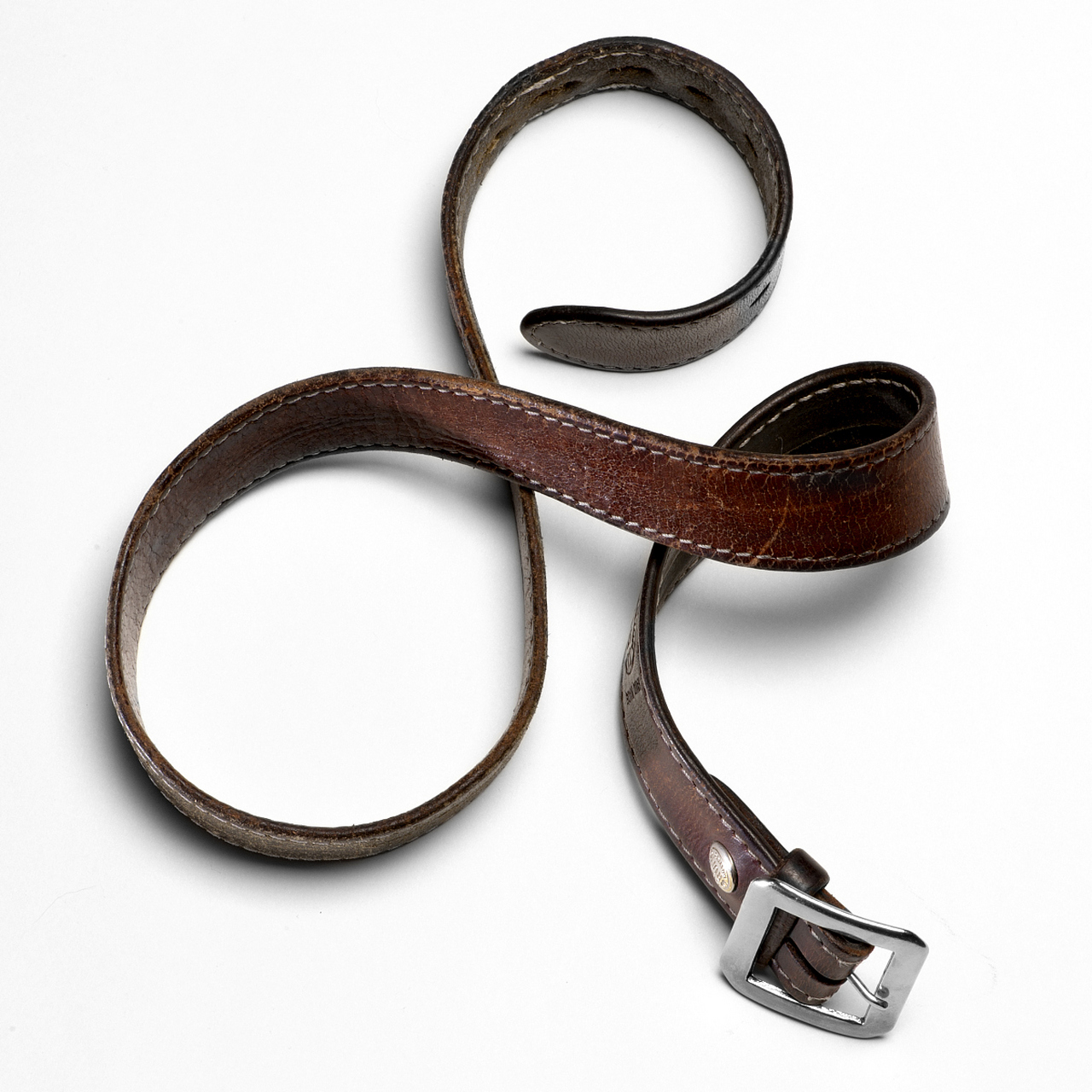 摘要:掌握两个铁环腰带的系法,可以选择简单自然垂落或打造艺术品感.