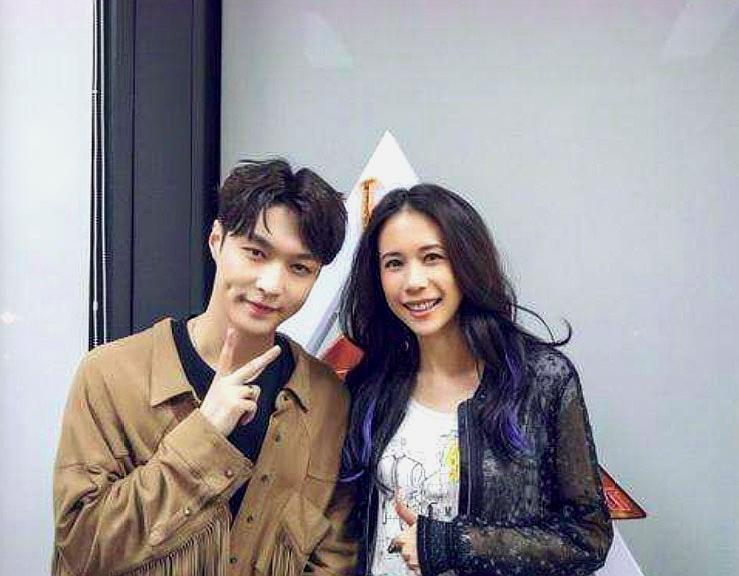 张艺兴与鬼鬼,鬼鬼实在是非常开朗了,这个笑容很是灿烂,歪着头的模样