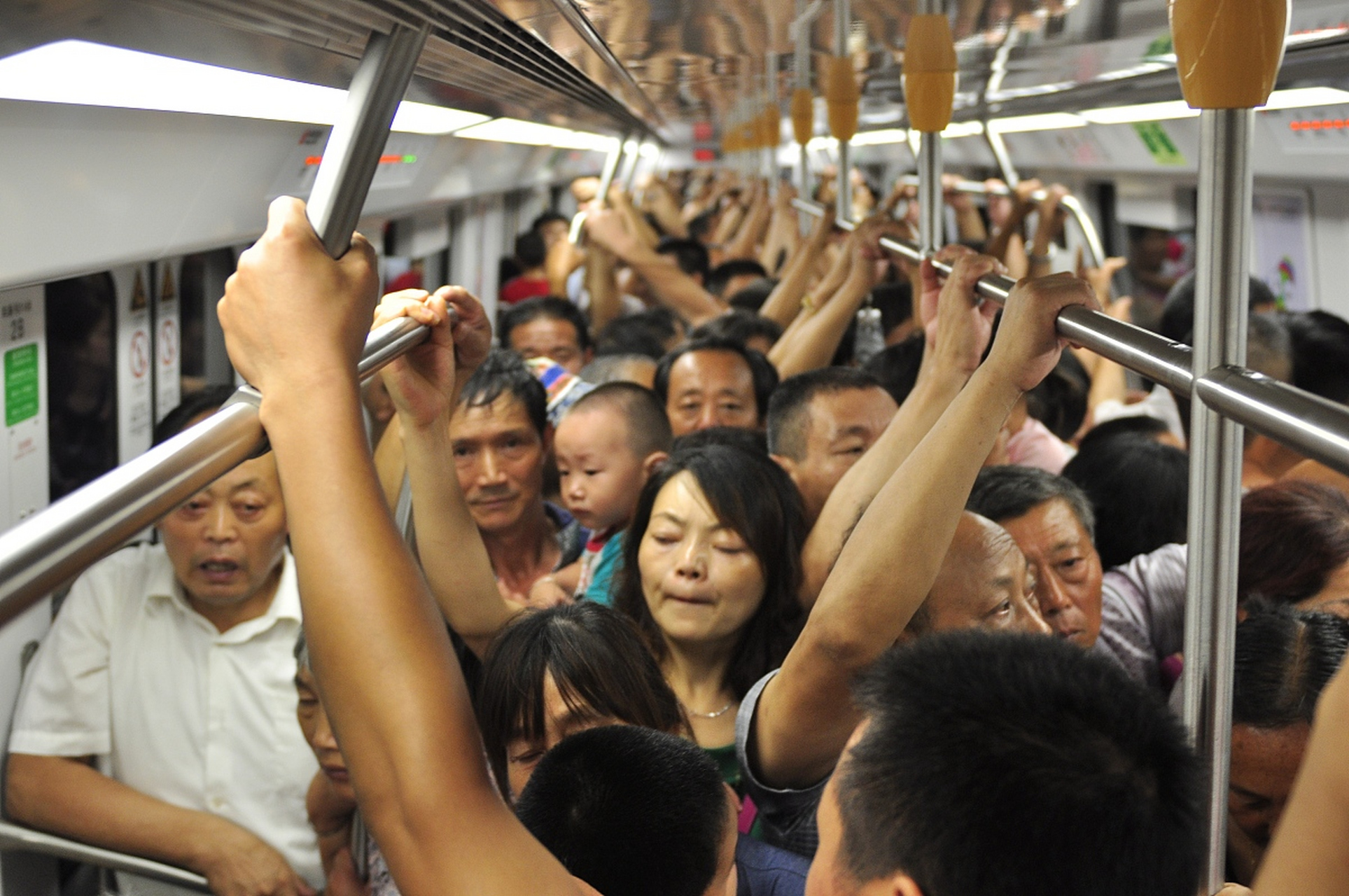 为什么那么多人宁愿月薪五六千的去挤上下班地铁,也要选择留在大城市