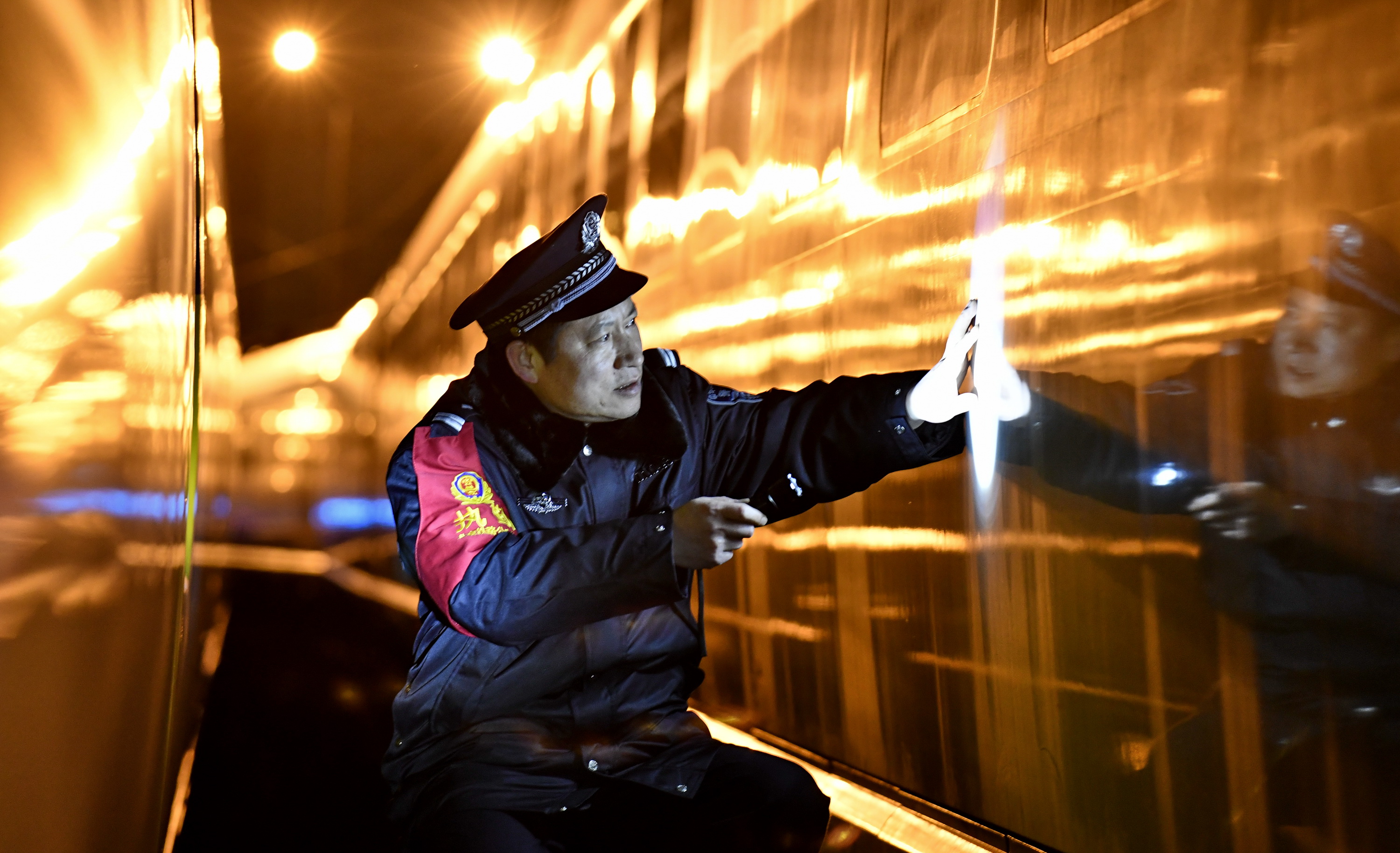 冬天警察站岗执勤图片