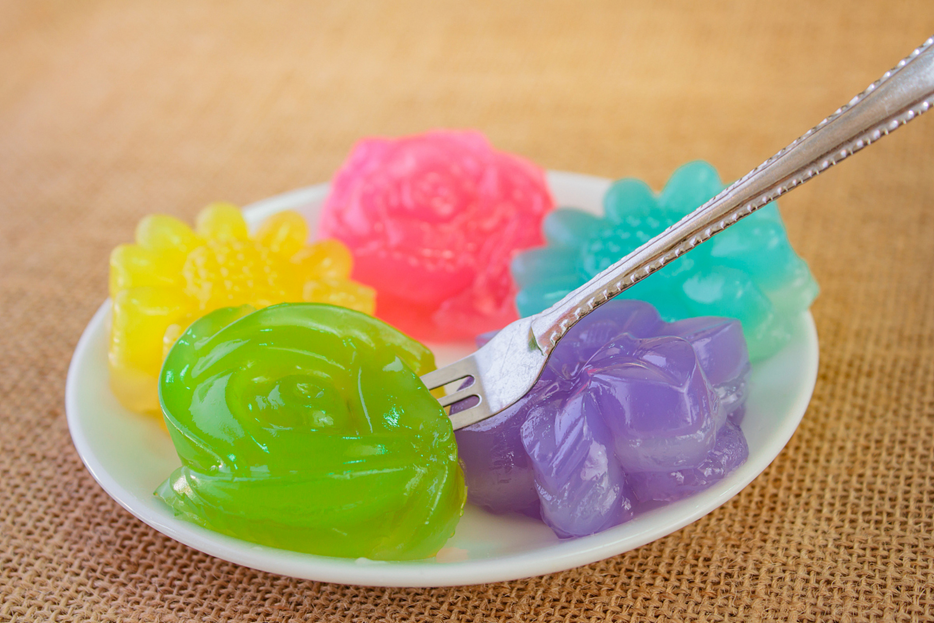 96彩色凉粉是一种色彩缤纷,口感清爽的夏季美食.