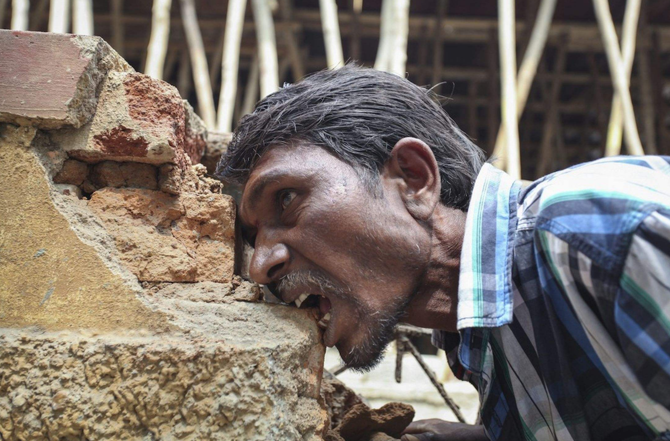 印度奇葩男子,一天吃一块砖头,20年吃掉一栋房子,比正常人健康