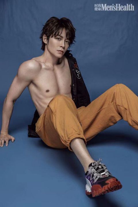 马雪阳拍时尚大片秀肌肉线条 突破自我向阳而生