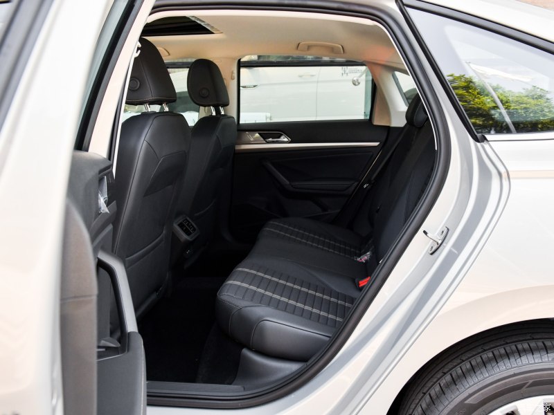 朗逸年销46.6万台,plus版首推手动舒适:12.79万,面子里子都有