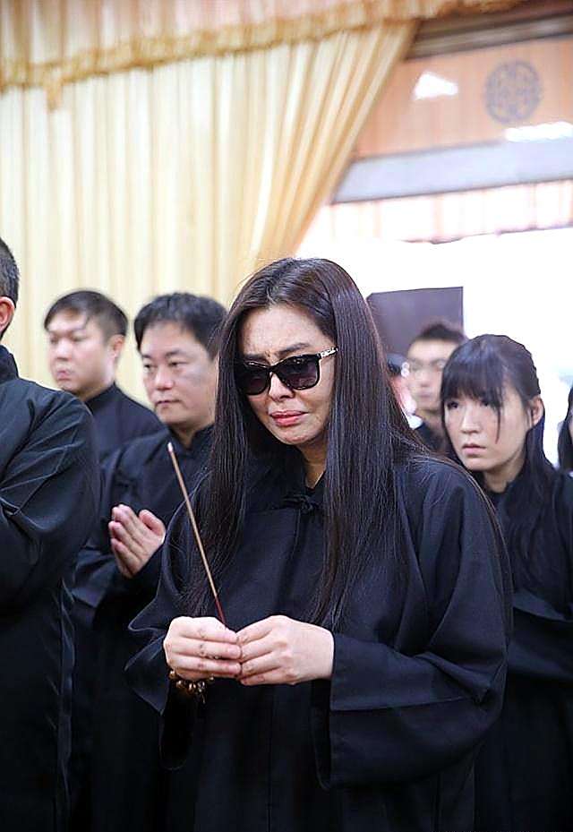 不老女神王祖贤现身寺院礼佛,身形纤瘦气质端庄头发浓密抢眼