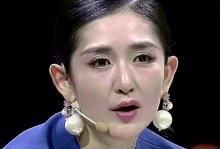 谢娜素颜机场照,眼角的特写暴露了真实年龄,网友:太心疼