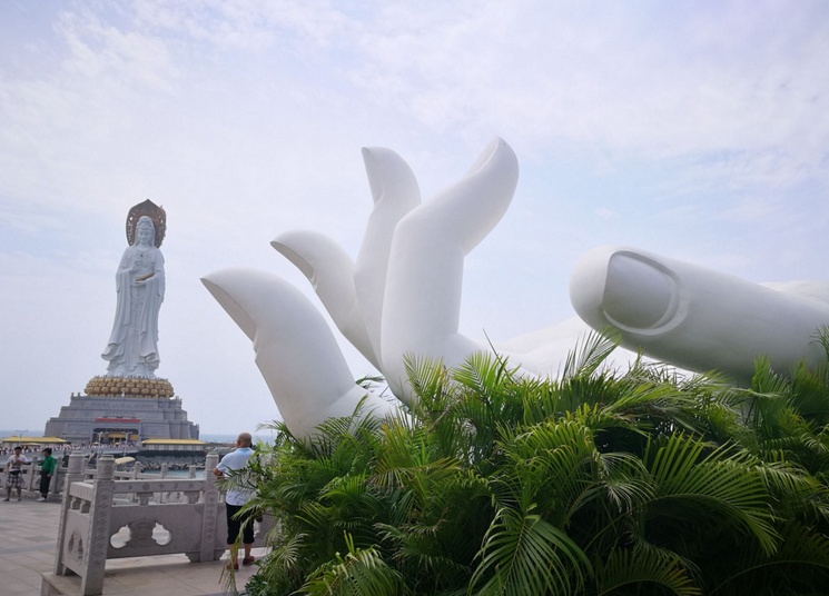 这座海上三面观音世界第一高:投入8亿元,拥抱佛脚排队半个小时