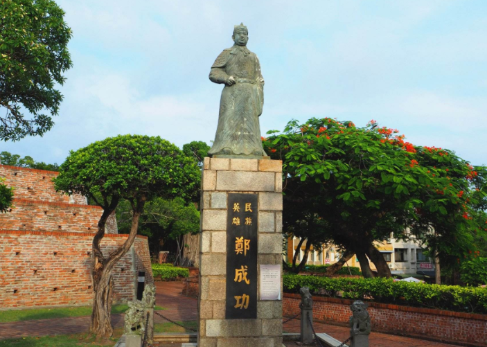 台湾台南火车站,正是因为郑成功雕像的存在,才会如此异常火爆