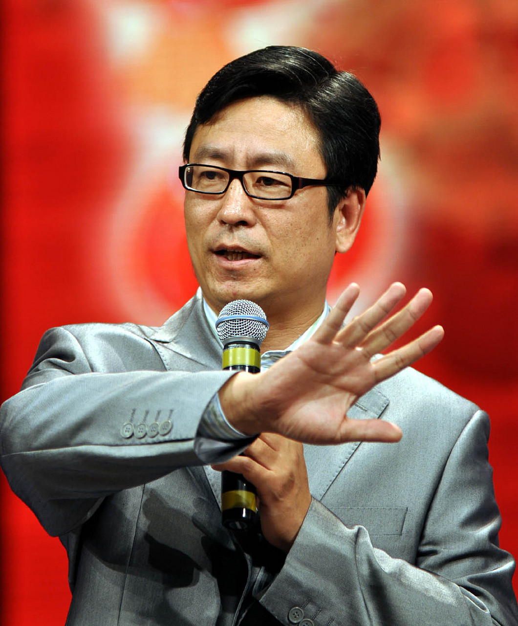 白岩松,1968年8月20日出生于内蒙古自治区呼伦贝尔市海拉尔区,中国