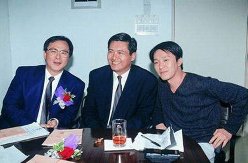 四,周润发和梁咏琪的合影,依然是熟悉的官方微笑,感觉看到发哥笑自己