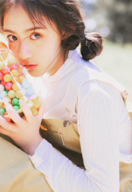 小艾演技引热议,戏内人设不讨喜没礼貌,戏外可爱俏皮有气质