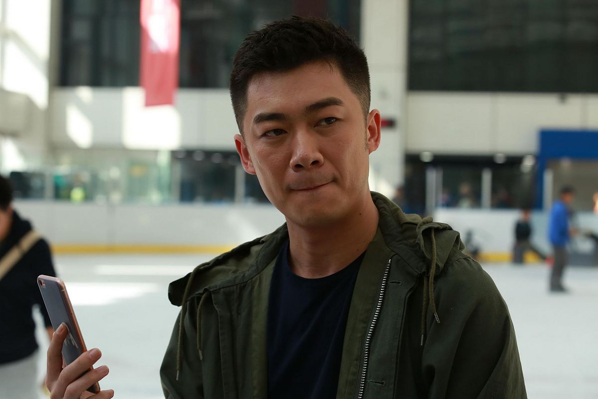 在娱乐圈里,有一组明星三人组合颇受瞩目,他们分别是曹征,黄轩和周迅.