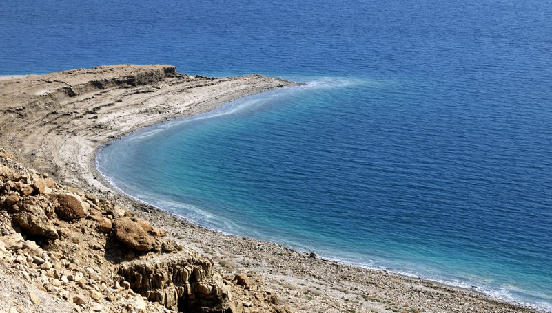 死海没有潮起潮落,波澜不惊.