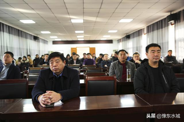 鹿邑县财政局全体人员收看庆祝改革开放40周年大会