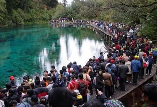 五一最"拥挤"的景区,脚不沾地,被人流推着走,游客:好想回家