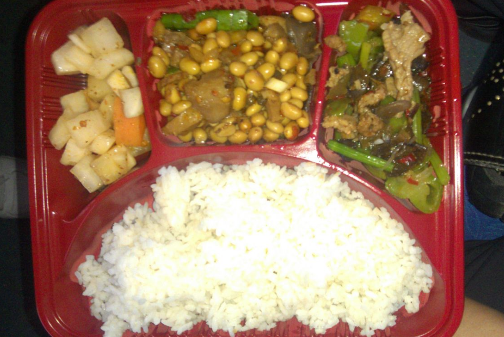 为什么高铁上面的盒饭要40元一份,真值这么多钱吗?可算知道了