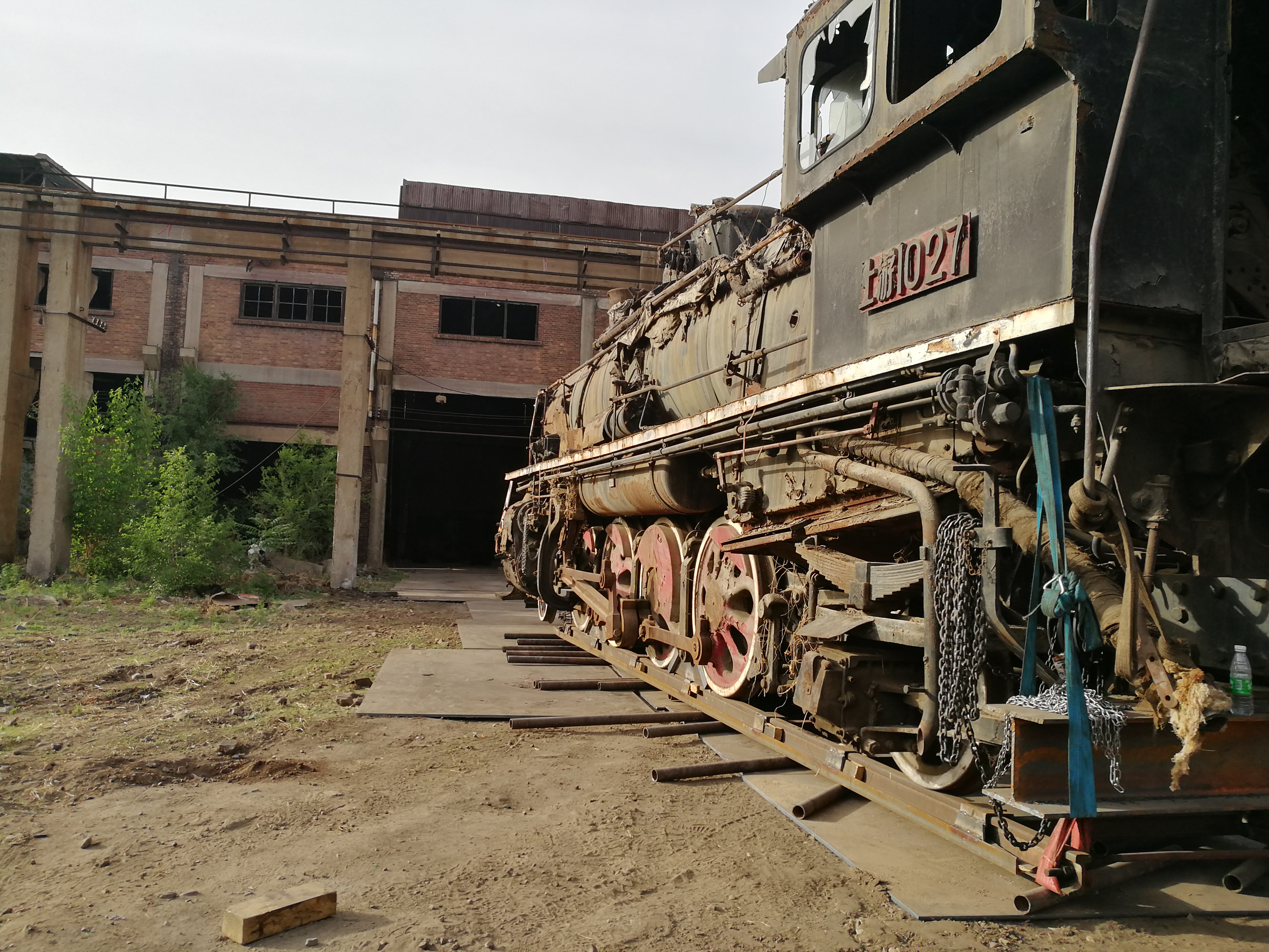 超震撼的老古董蒸汽火车头搬运现场