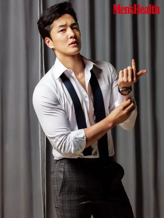 《天空之城》赵老师-李贤镇登男性杂志封面