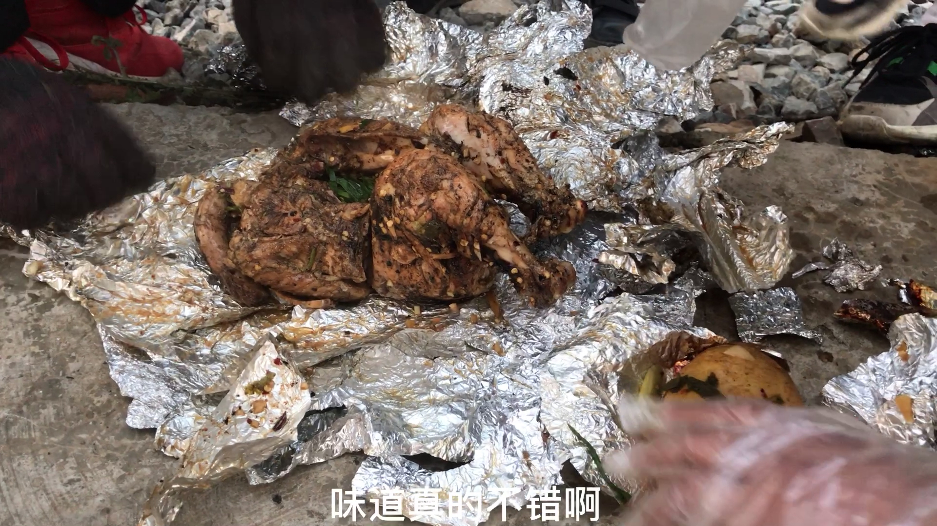 因为意见不和,五只烤鸡分开做了窑鸡和叫花鸡