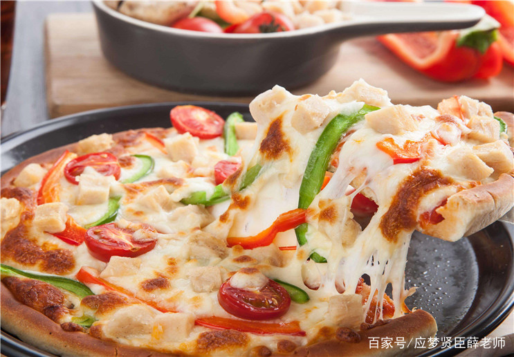 外面超贵的披萨,在家自己做只需要10几块钱,外酥里软 外面超贵的披萨,在家自己做只需要10几块钱,外酥里软