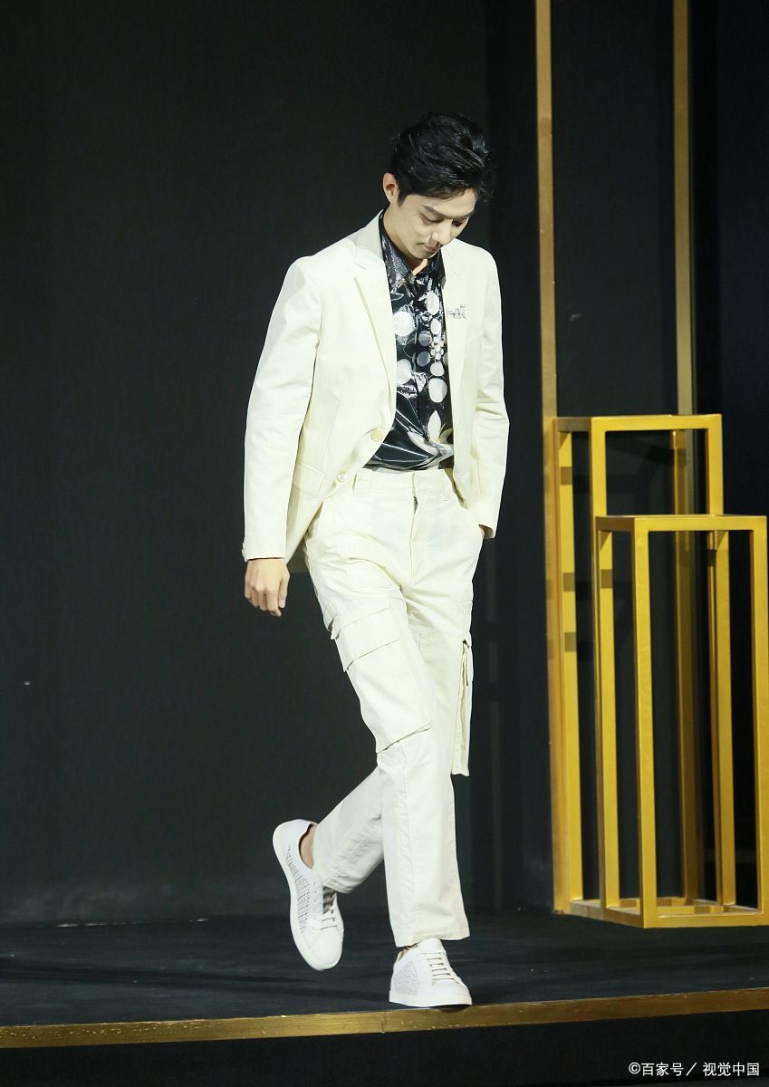 肖战一身白色搭配出席活动!