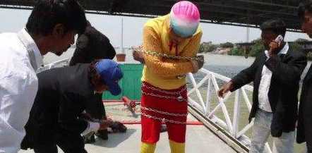 悲剧了!40岁印度魔术师挑战水中逃脱,下水后失踪恐已遇难