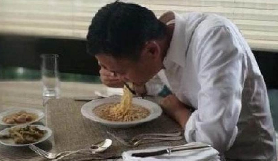 看完马云吃饭,再看李嘉诚吃饭,网友:成功不是偶然!