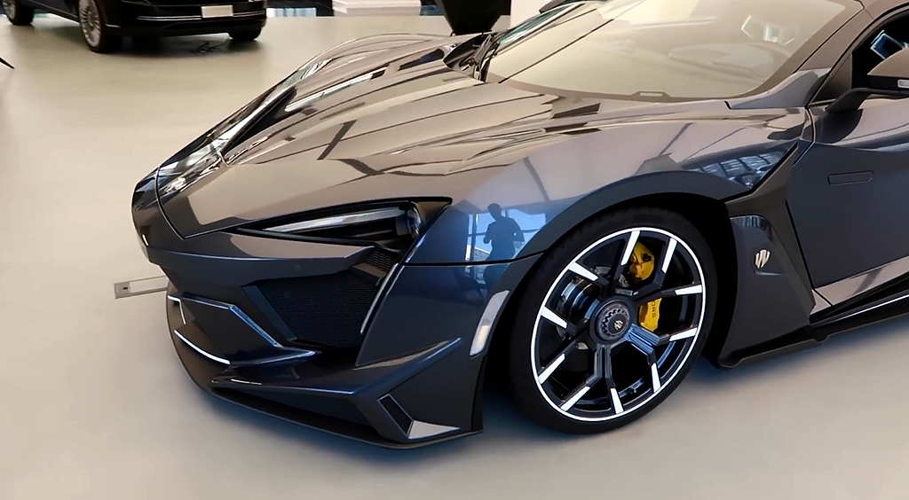 土豪现场试驾千万莱肯,网友:这气场也是没谁了