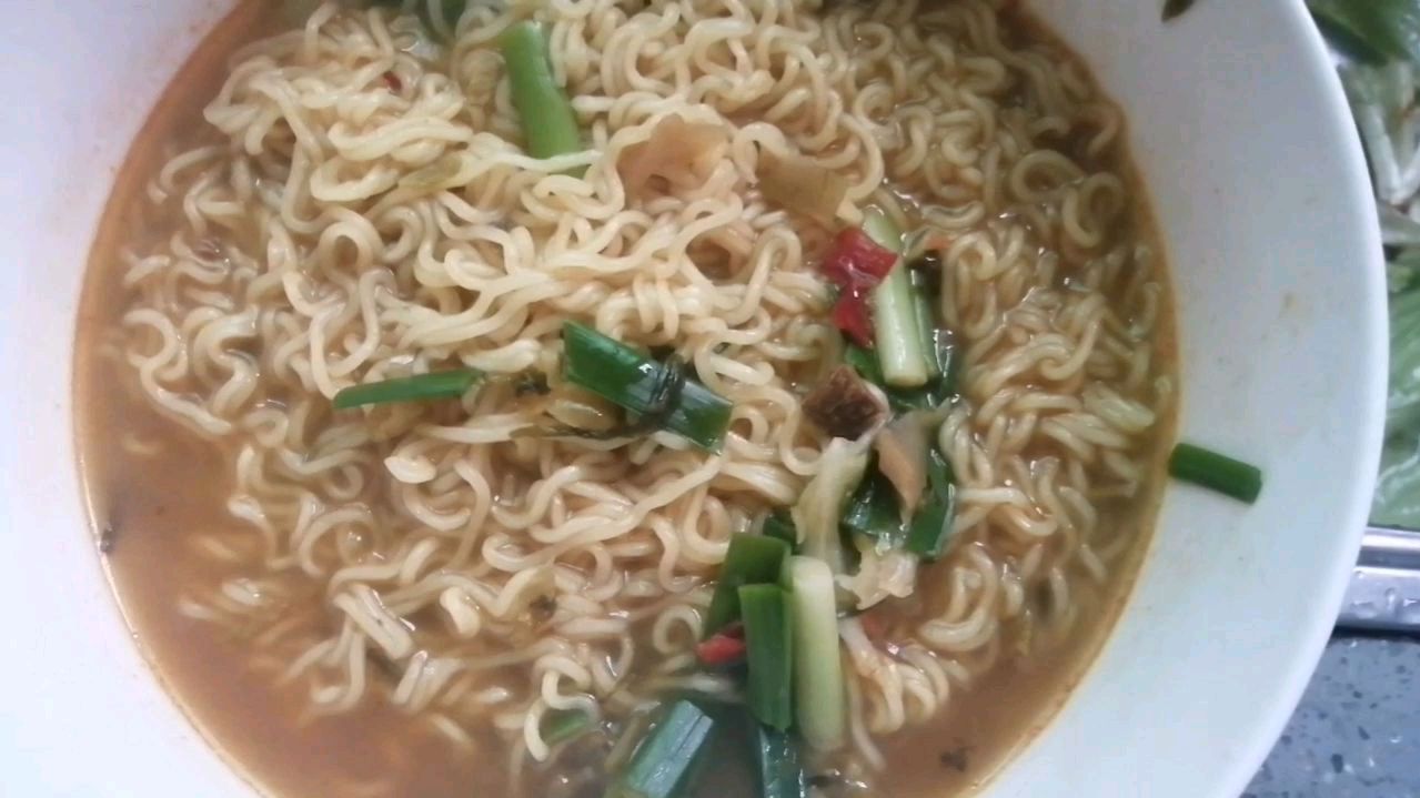 生活有滋味,是靠自己动手做出来,做个康师傅酸菜牛肉面吃!