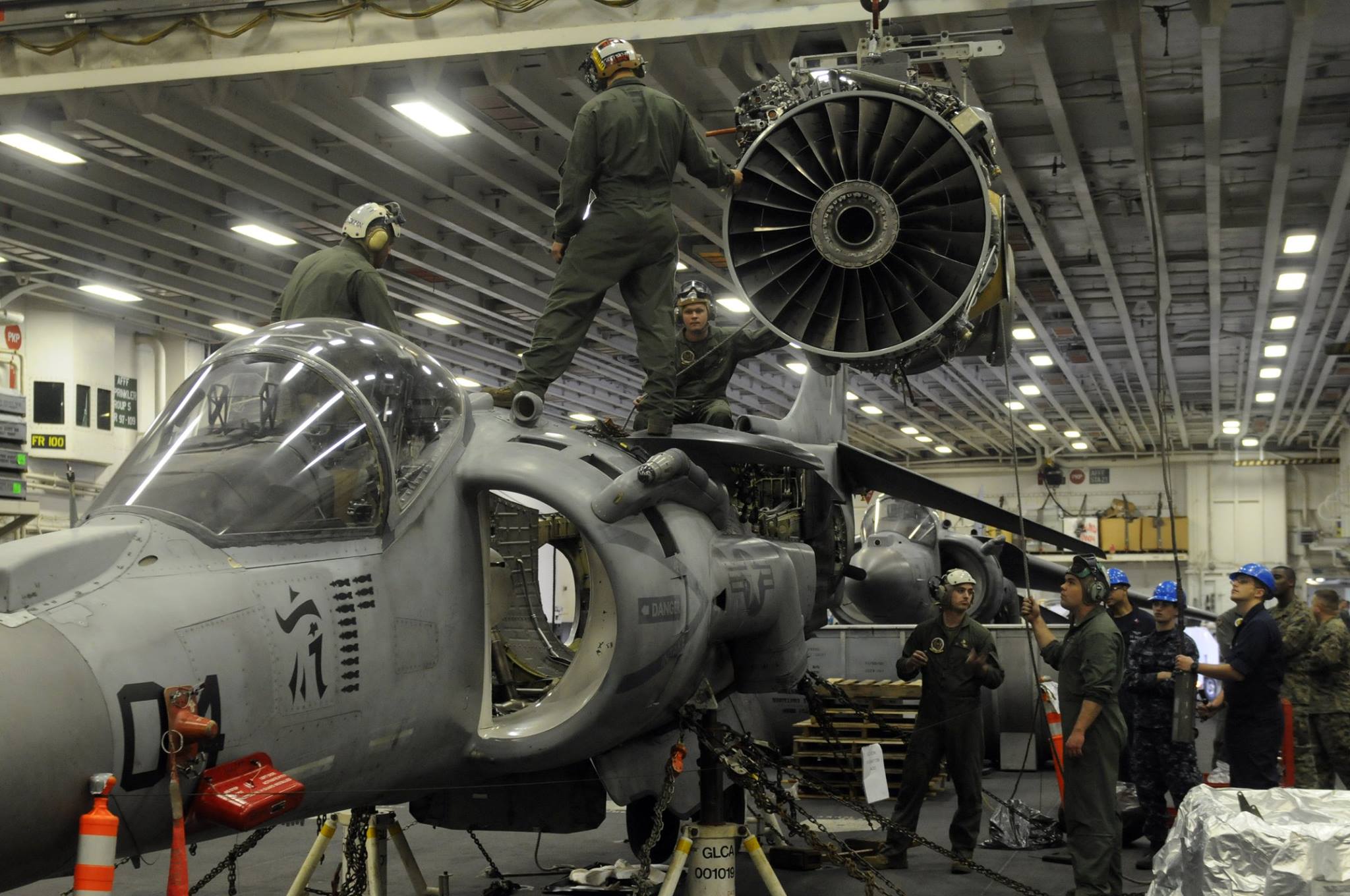 鹞ii垂直起降机如何更换发动机?整个过程相当复杂