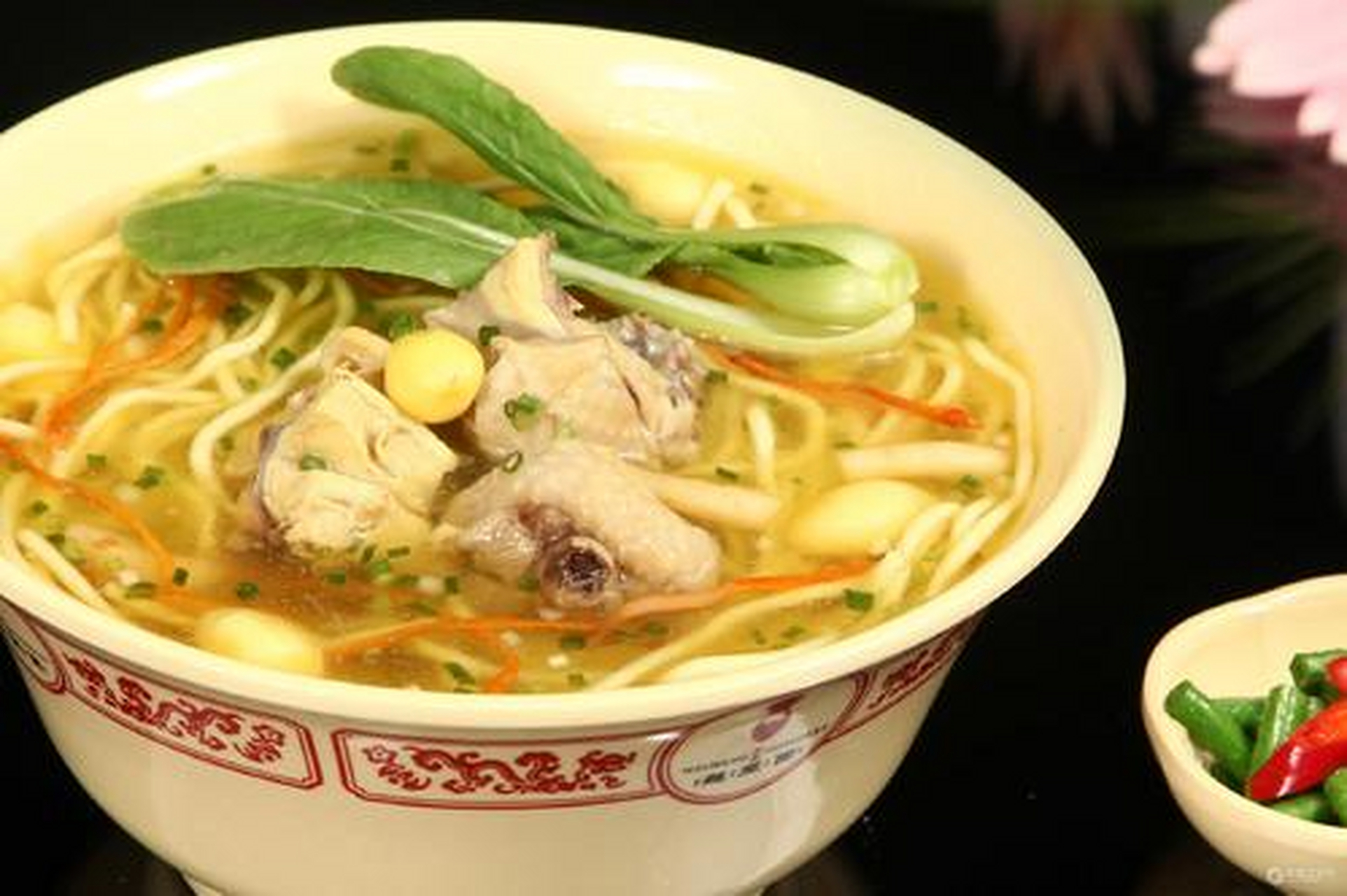 炖鸡面营养价值很高,是家常滋补食疗的佳品.#遇见美好