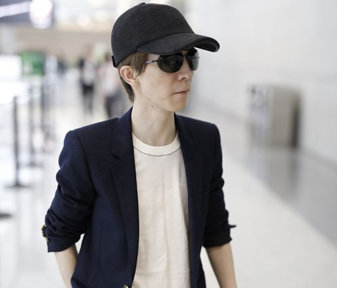 郭敬明穿着一身黑色西装,更显身材娇小,就像一个大头娃娃.