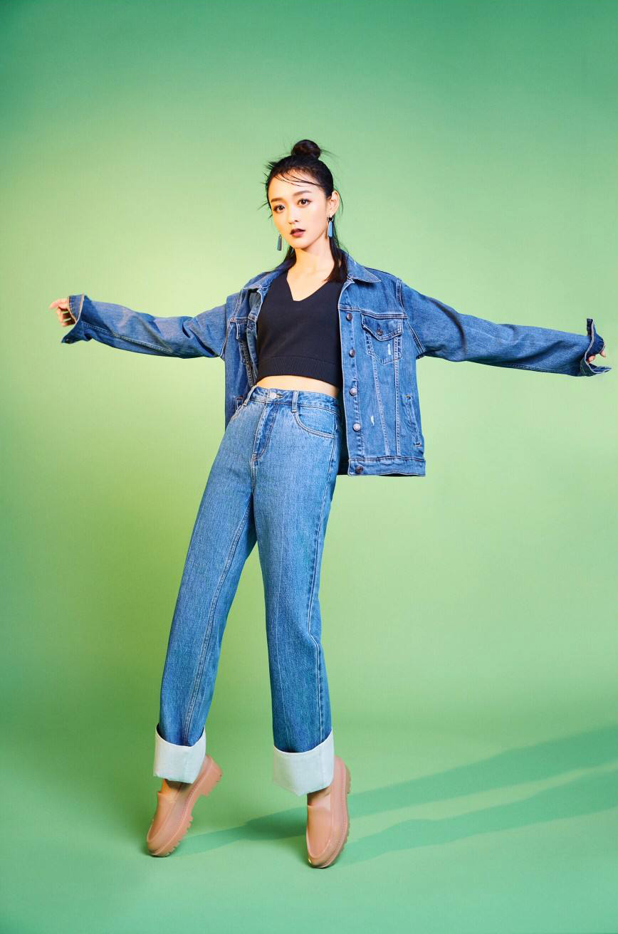 何泓姗真会穿,露脐格纹西装配阔腿裤,显高显瘦还露了小蛮腰