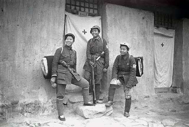 图忆生活:1944年,烽火年代,八路军女卫生员,英姿飒爽