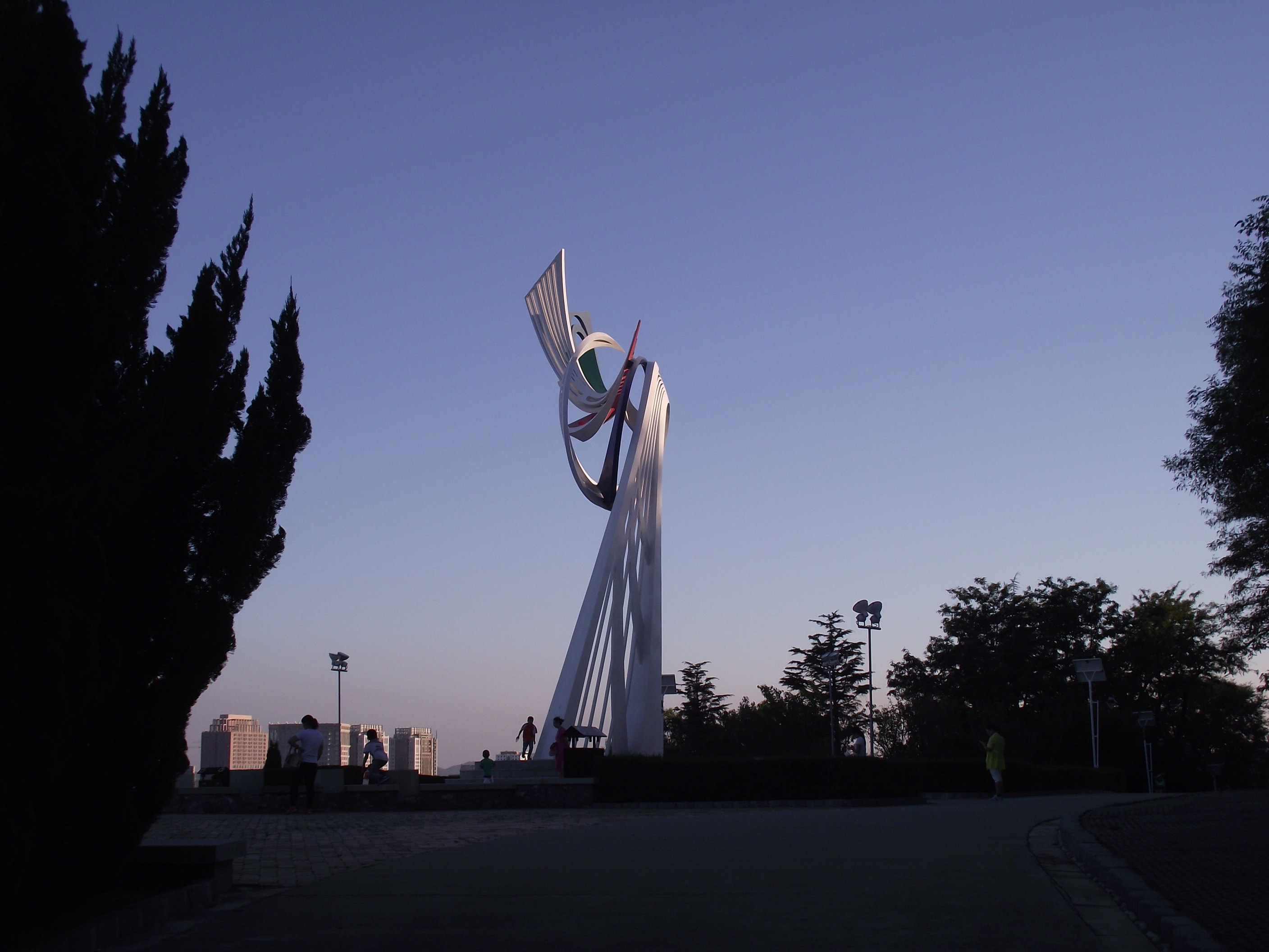 烟台凤凰山的早春,放眼望去一片绿色,山上的游客很多