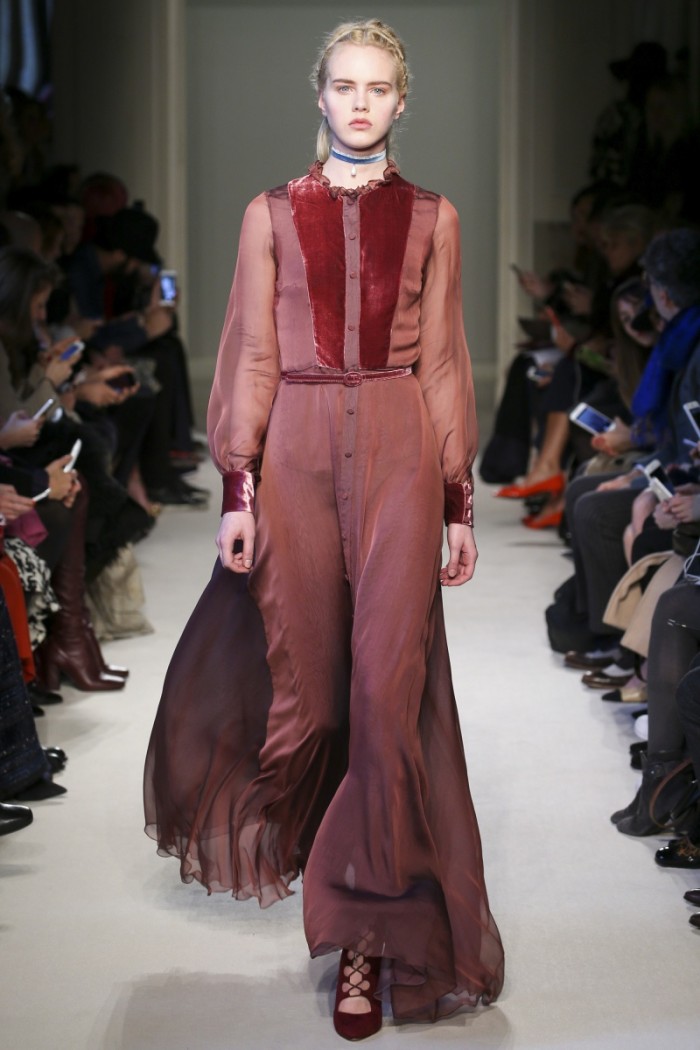 时装秀:女模特潮流走秀,服饰时尚靓丽,展现别出心裁的