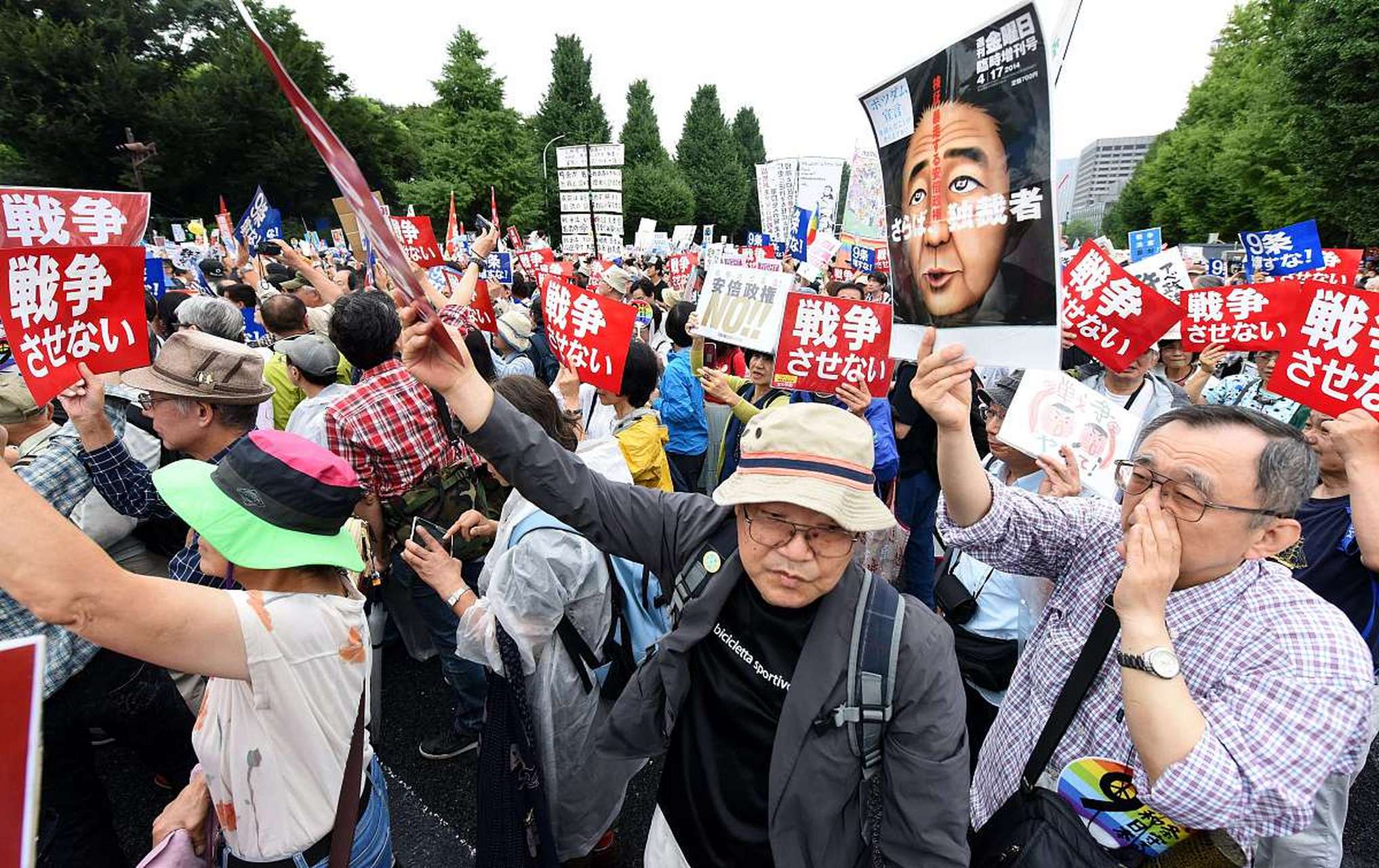 日本市民在8月15日举行了反战游行活动,表达了他们反对战争和修改和平