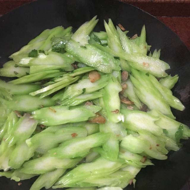 家乡菜,菜梗配油渣,咸香味美,菜梗清脆,是一道美味下饭菜!